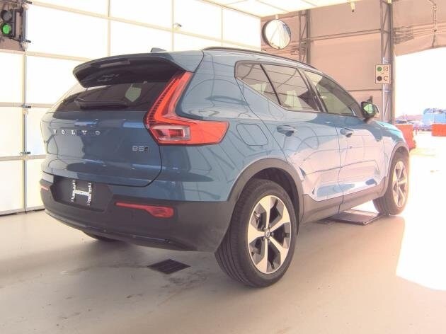 2025 Volvo XC40 Plus photo 4