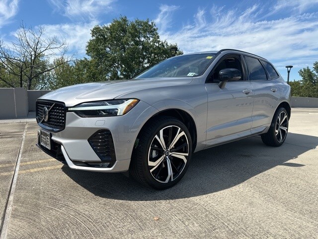 2023 Volvo XC60 B5 Ultimate photo 3