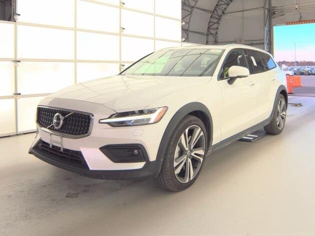 2025 Volvo V60 Cross Country B5 Plus photo 2