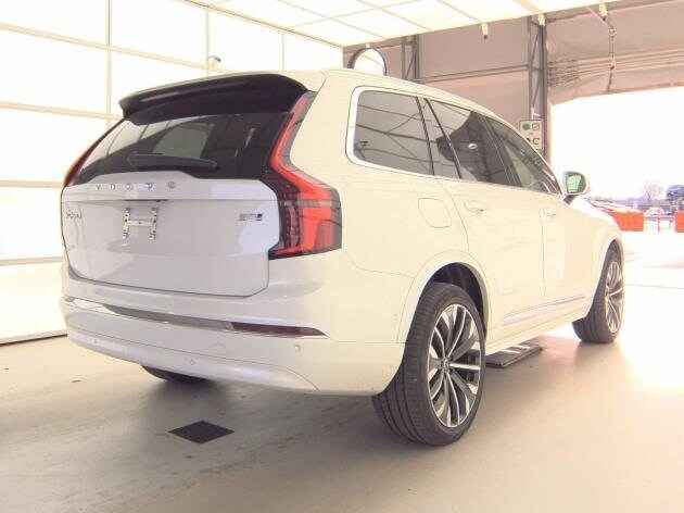 2025 Volvo XC90 B5 Plus photo 2