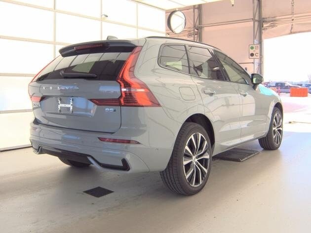 2025 Volvo XC60 B5 Plus photo 4