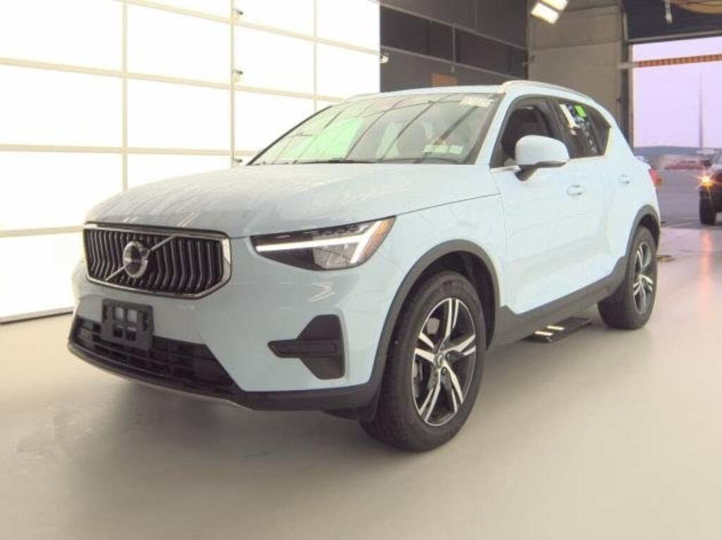 Certified 2025 Volvo XC40 B5 Core SUV