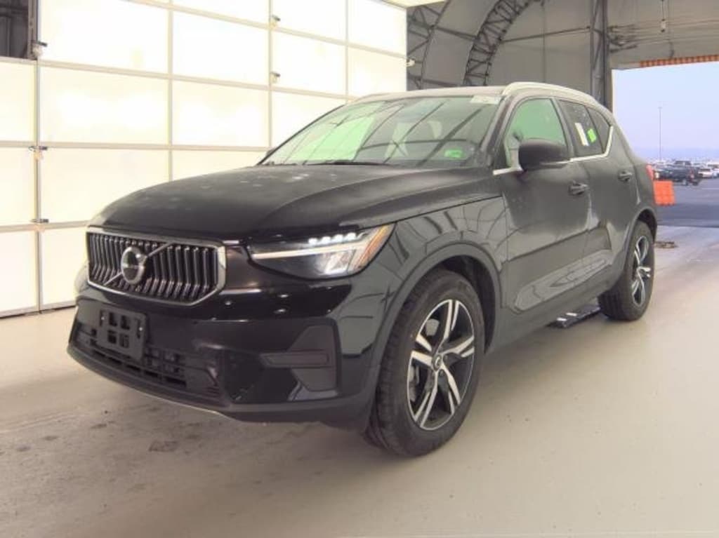 Certified 2025 Volvo XC40 B5 Core SUV