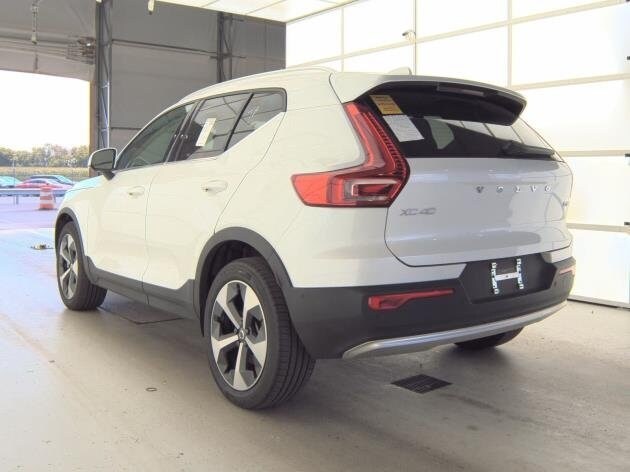 2025 Volvo XC40 Plus photo 3