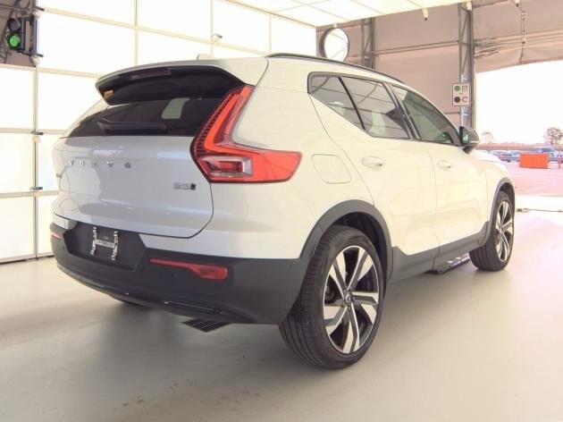 2025 Volvo XC40 Plus photo 3