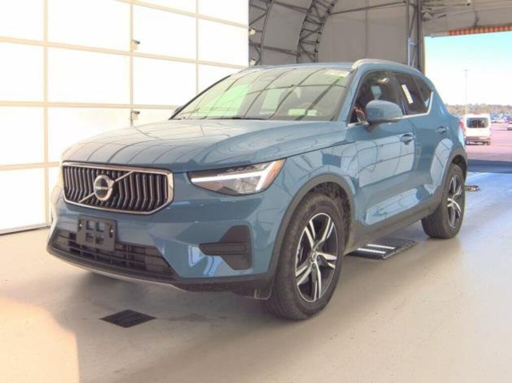 Certified 2025 Volvo XC40 B5 Core SUV