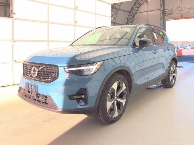 2025 Volvo XC40 Plus photo 2