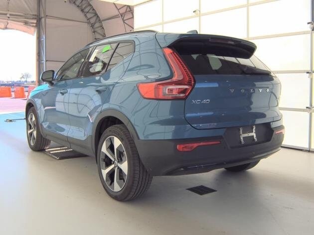 2025 Volvo XC40 Plus photo 2