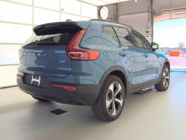 2025 Volvo XC40 Plus photo 3