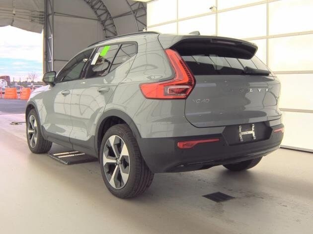 2025 Volvo XC40 Plus photo 2