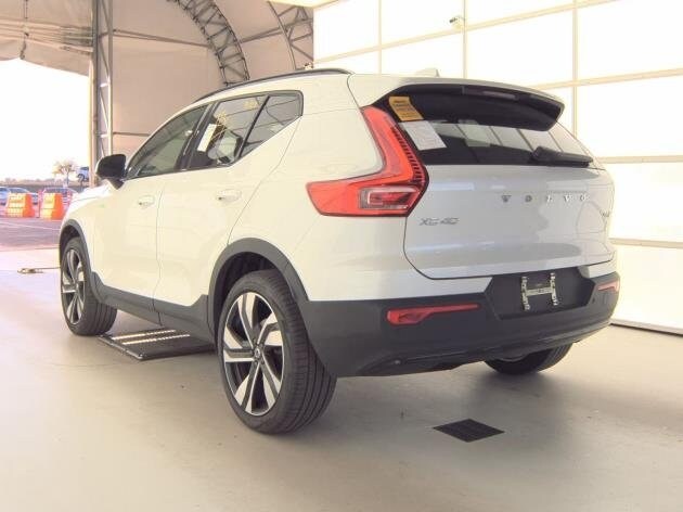 2025 Volvo XC40 Plus photo 2