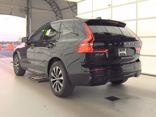 2025 Volvo XC60 B5 Core photo 2