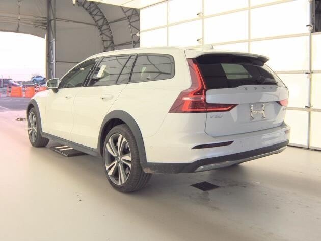 2025 Volvo V60 Cross Country B5 Plus photo 3