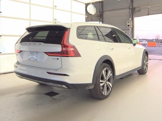 2025 Volvo V60 Cross Country B5 Plus photo 4