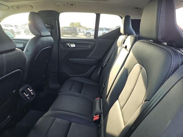 2025 Volvo XC40 Plus photo 4