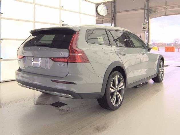 2025 Volvo V60 Cross Country B5 Plus photo 4