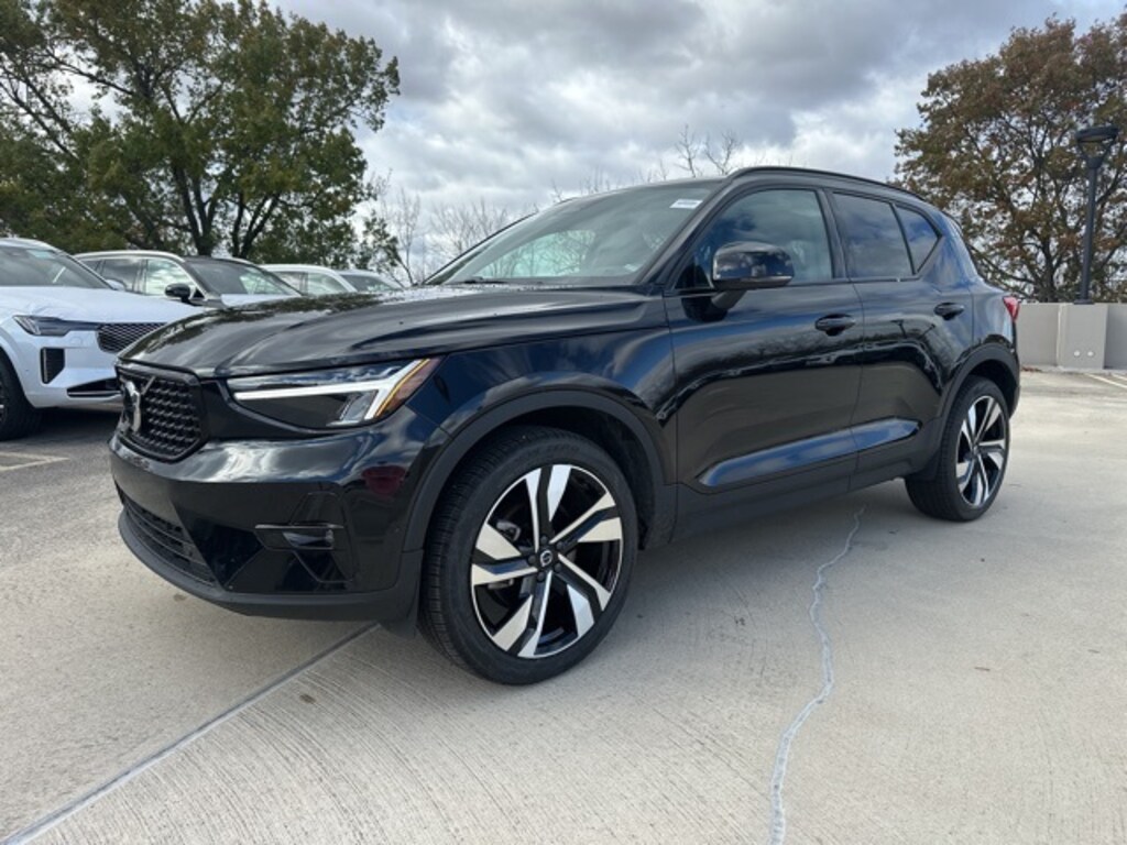 Certified 2025 Volvo XC40 B5 Plus Dark Theme SUV
