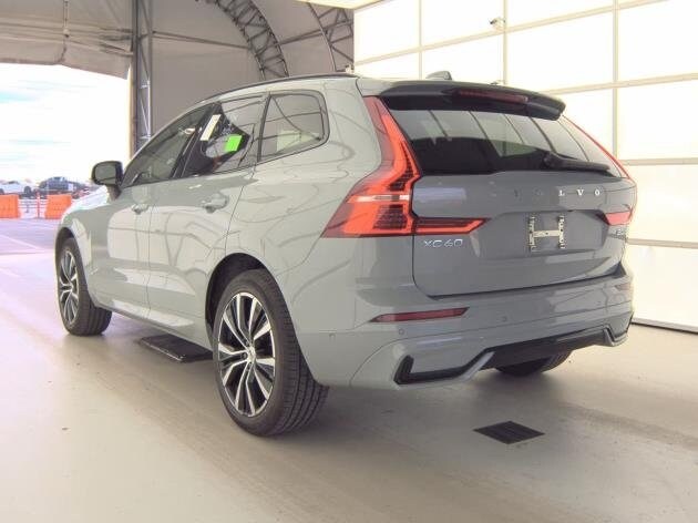 2025 Volvo XC60 B5 Plus photo 3