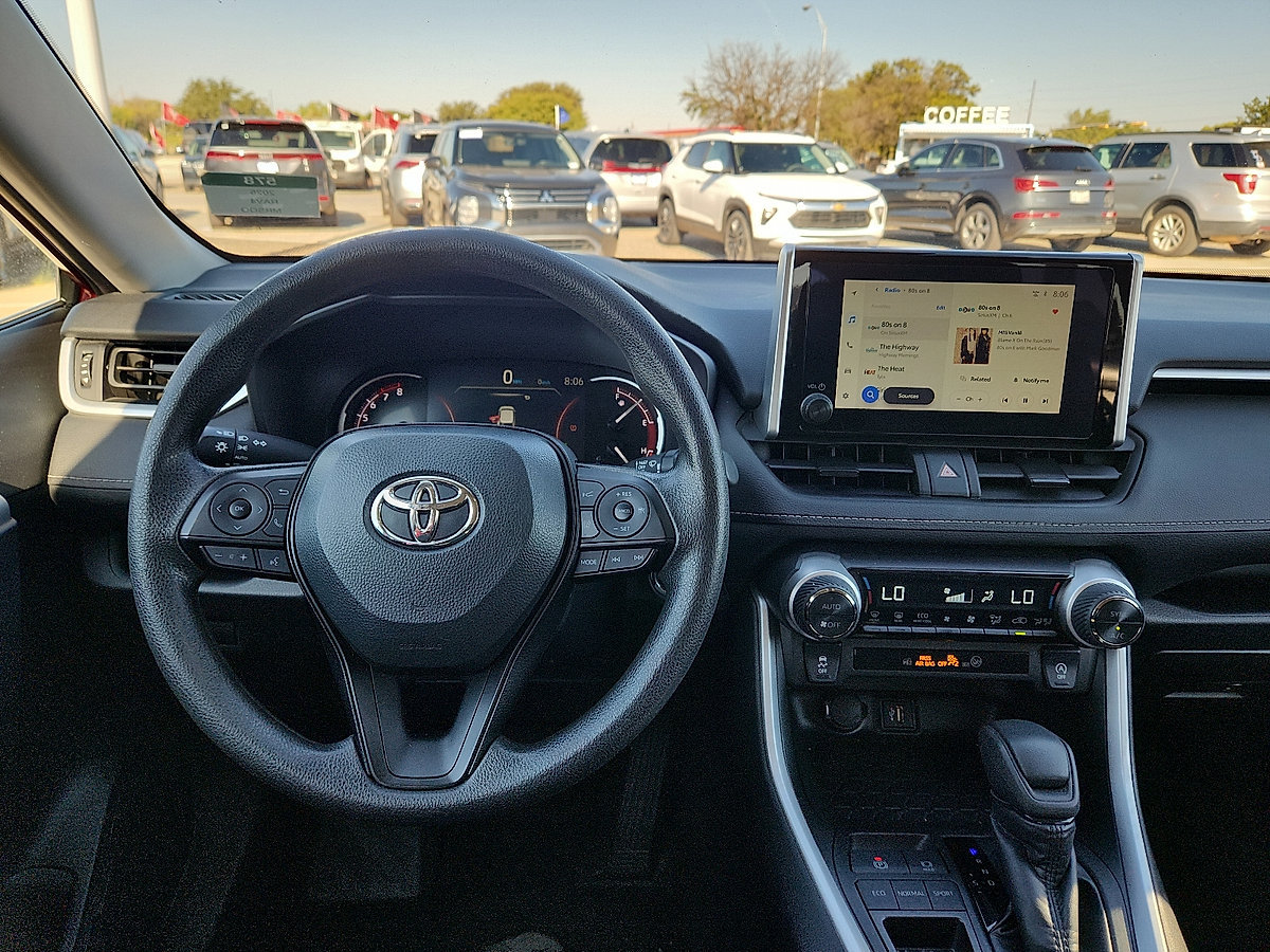 2025 Toyota RAV4 XLE - Photo 7