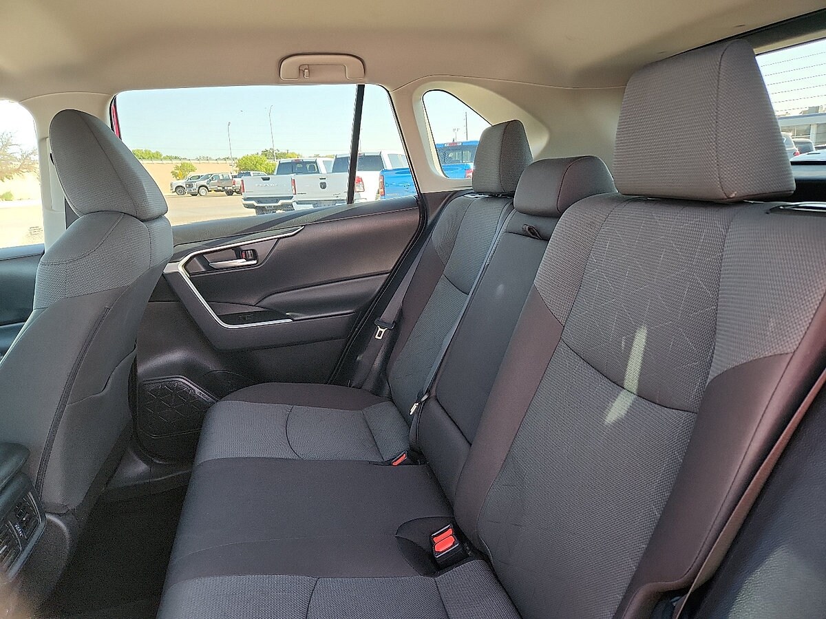 2025 Toyota RAV4 XLE - Photo 6