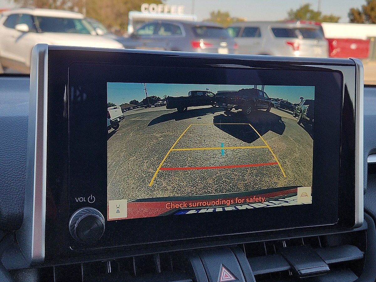 2025 Toyota RAV4 XLE - Photo 9