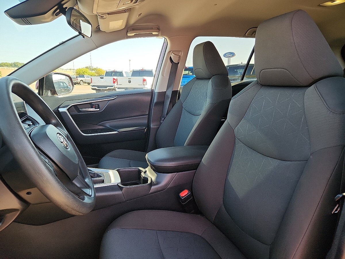 2025 Toyota RAV4 XLE - Photo 8