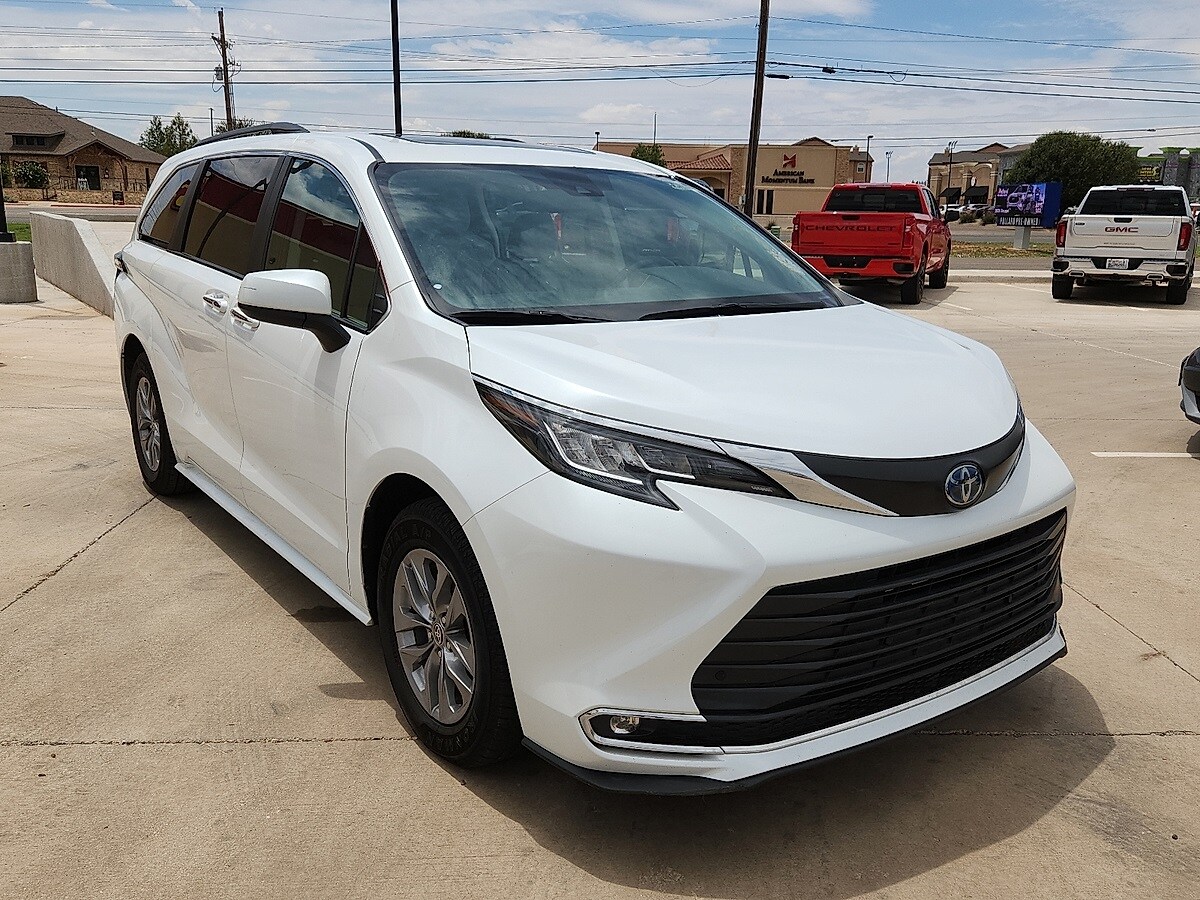 2023 Toyota Sienna XLE photo 4