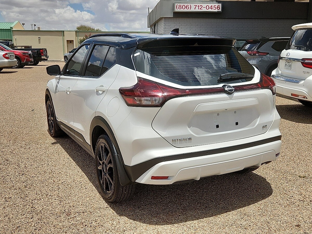 2024 Nissan Kicks SR photo 2