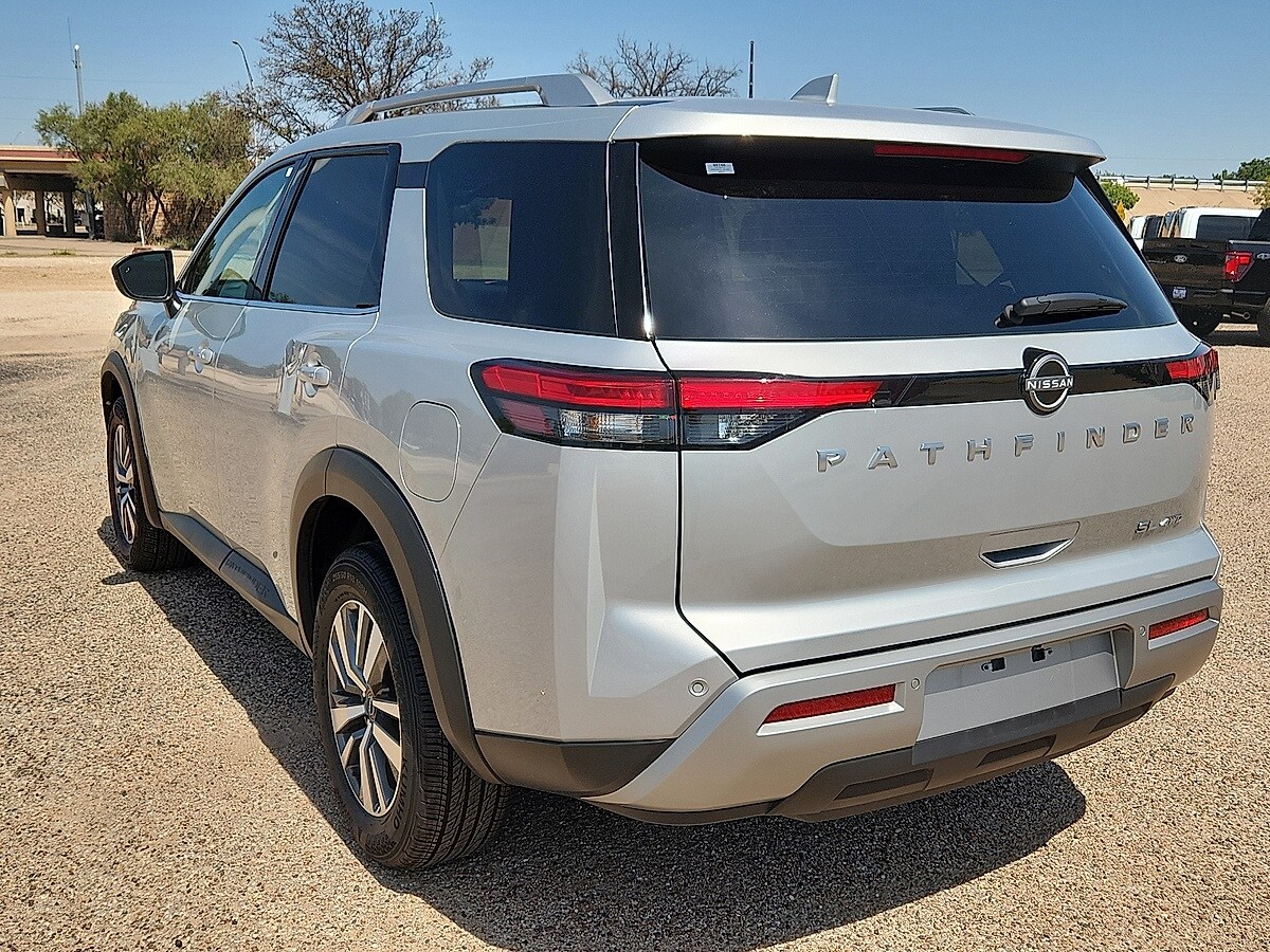 2025 Nissan Pathfinder SL photo 2