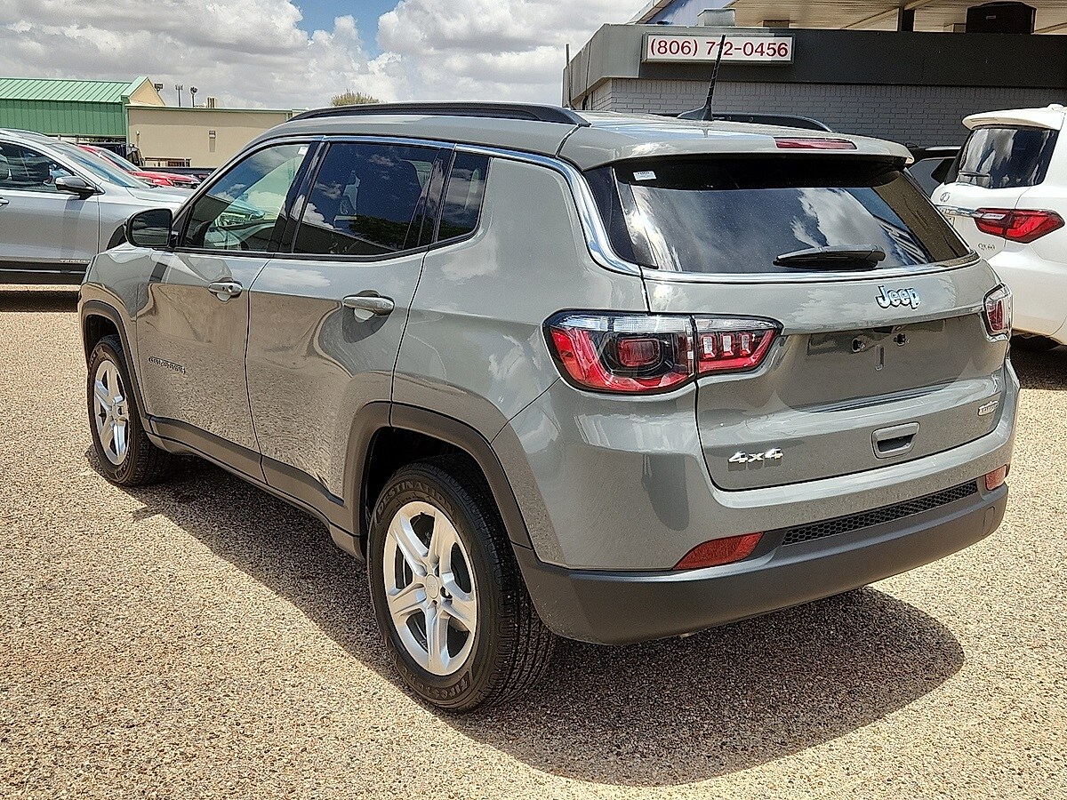 2024 Jeep Compass Latitude photo 2