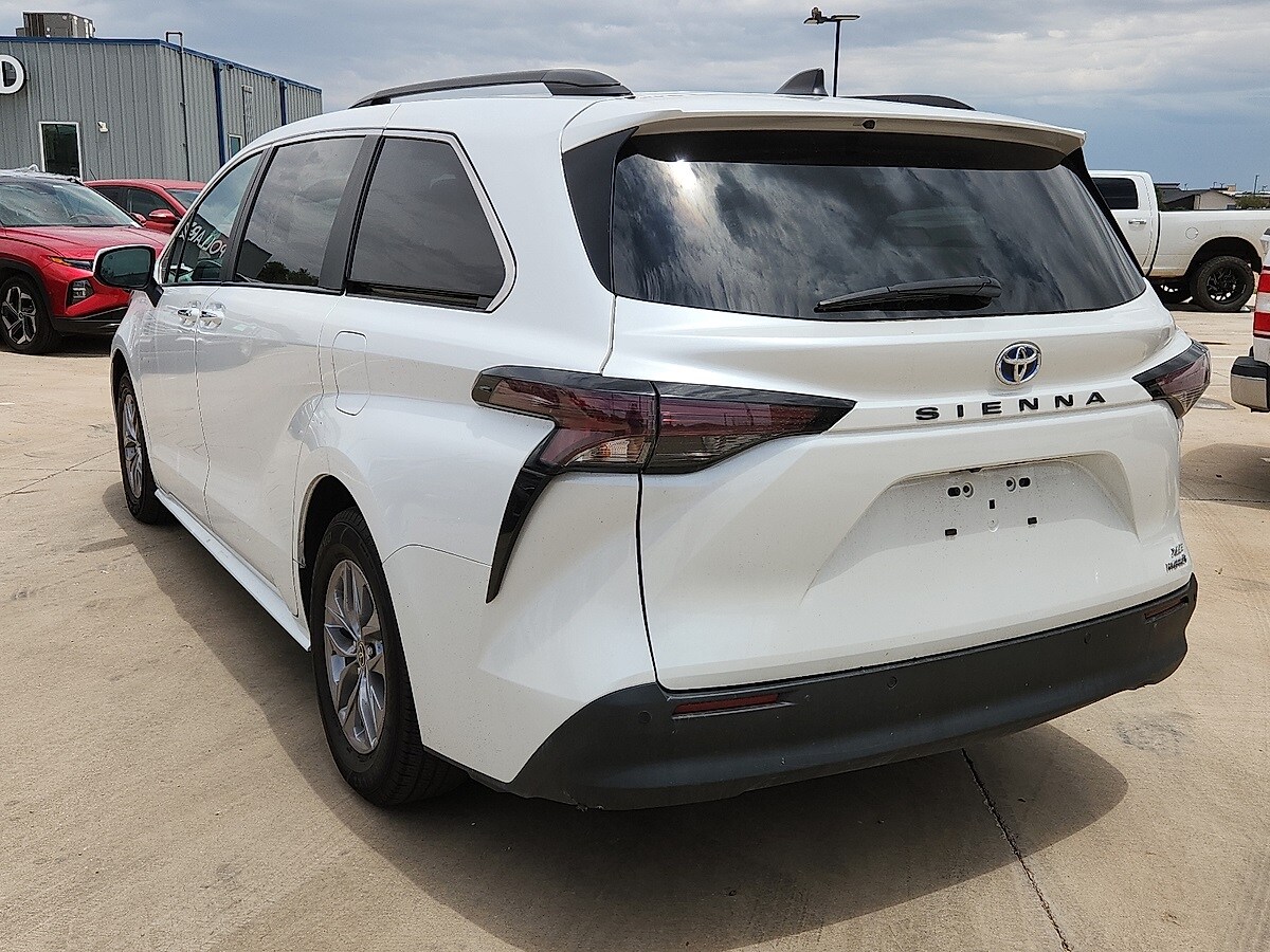 2023 Toyota Sienna XLE photo 2