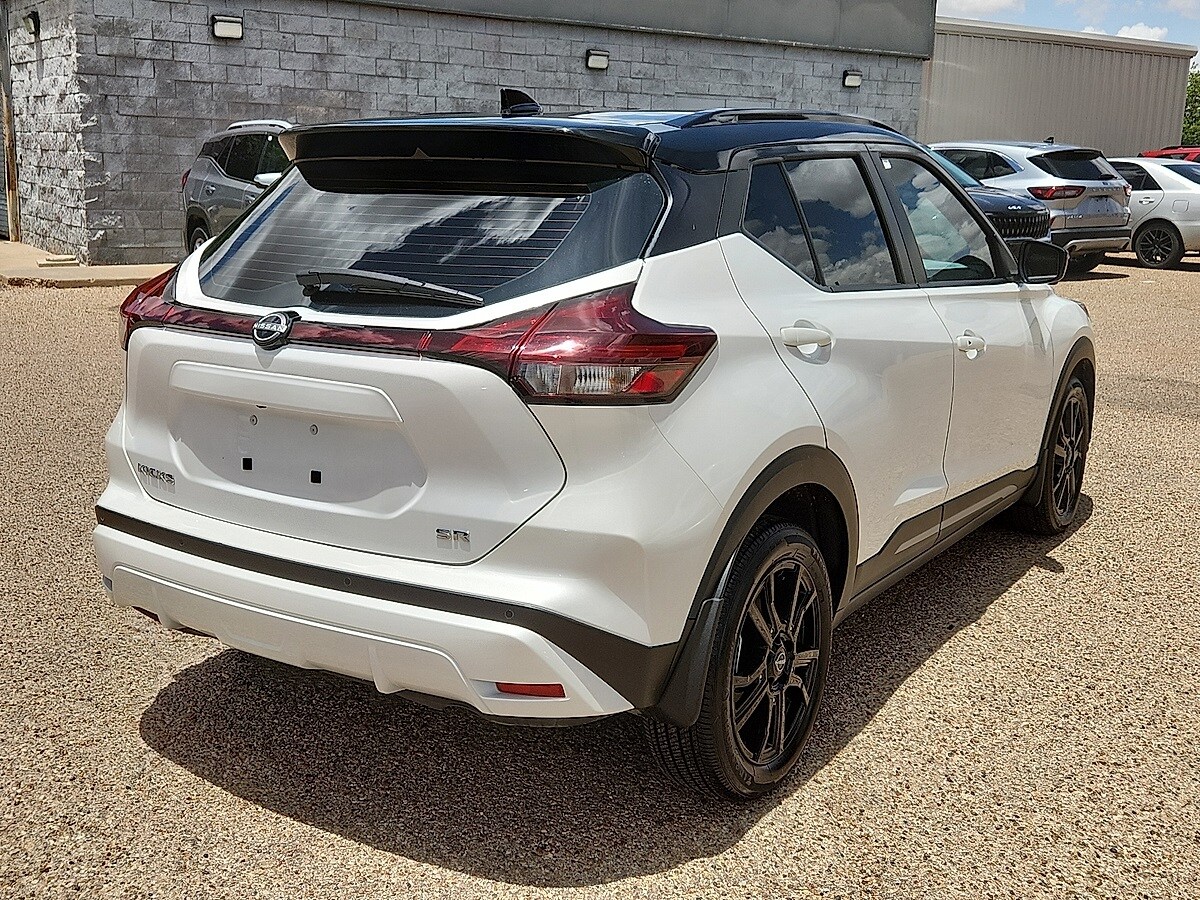 2024 Nissan Kicks SR photo 3