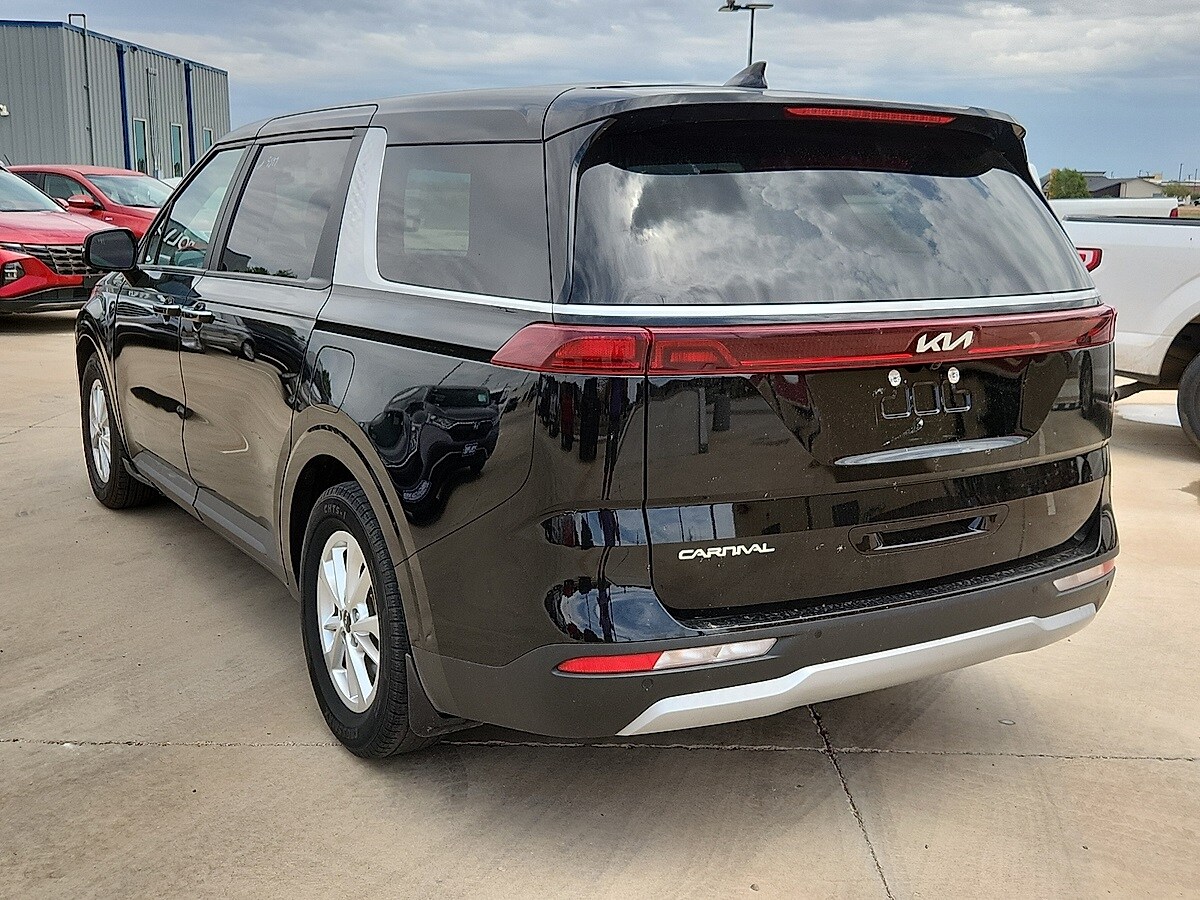 2023 Kia Carnival LX photo 2