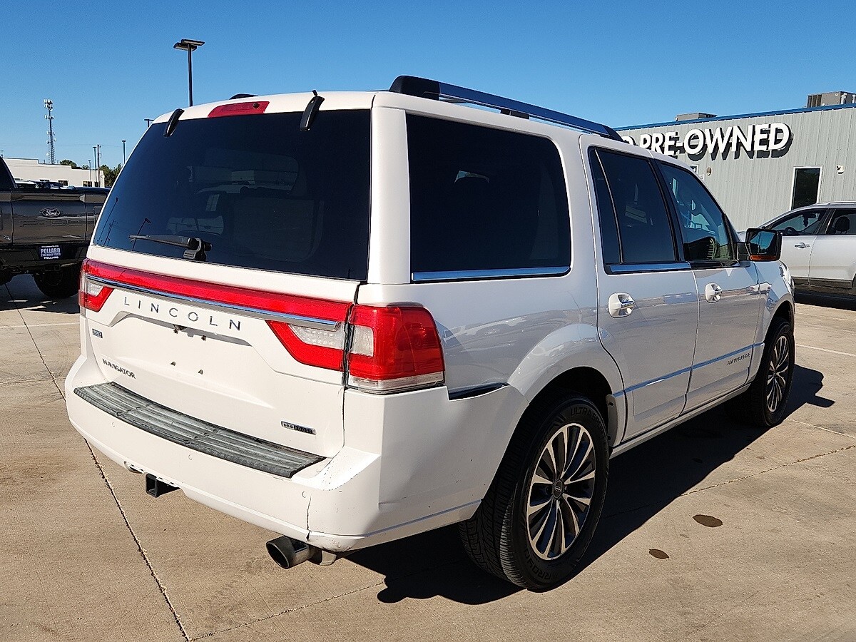 2016 Lincoln Navigator Select photo 3