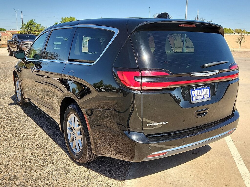 Used 2024 Chrysler Pacifica Touring L Minivan/Van