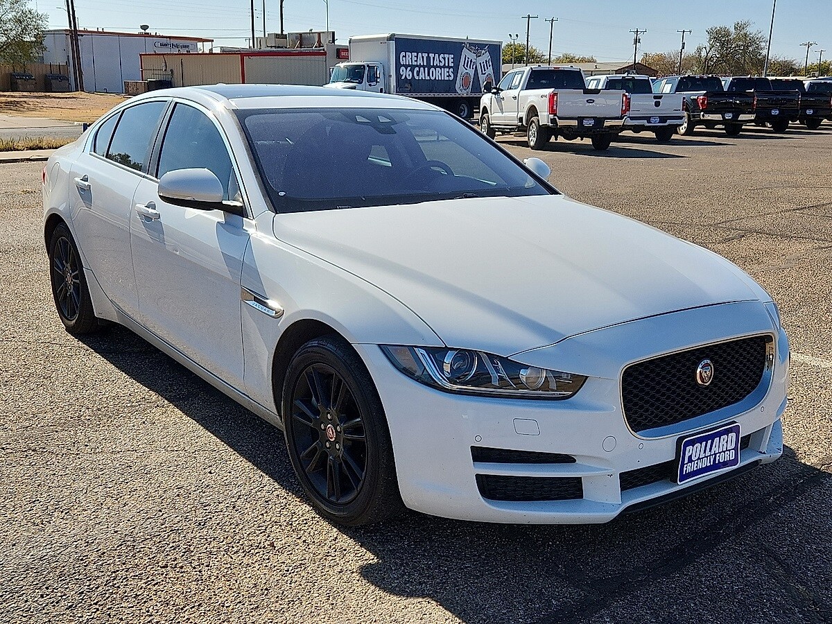 2017 Jaguar XE Premium photo 4