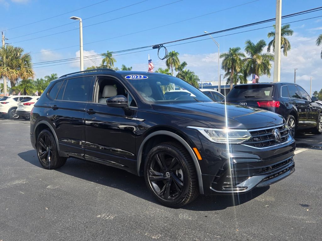 2023 Volkswagen Tiguan SE R-LINE BLACK's photo