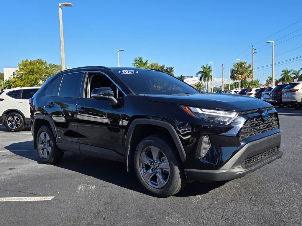 2024 Toyota RAV4 XLE's photo