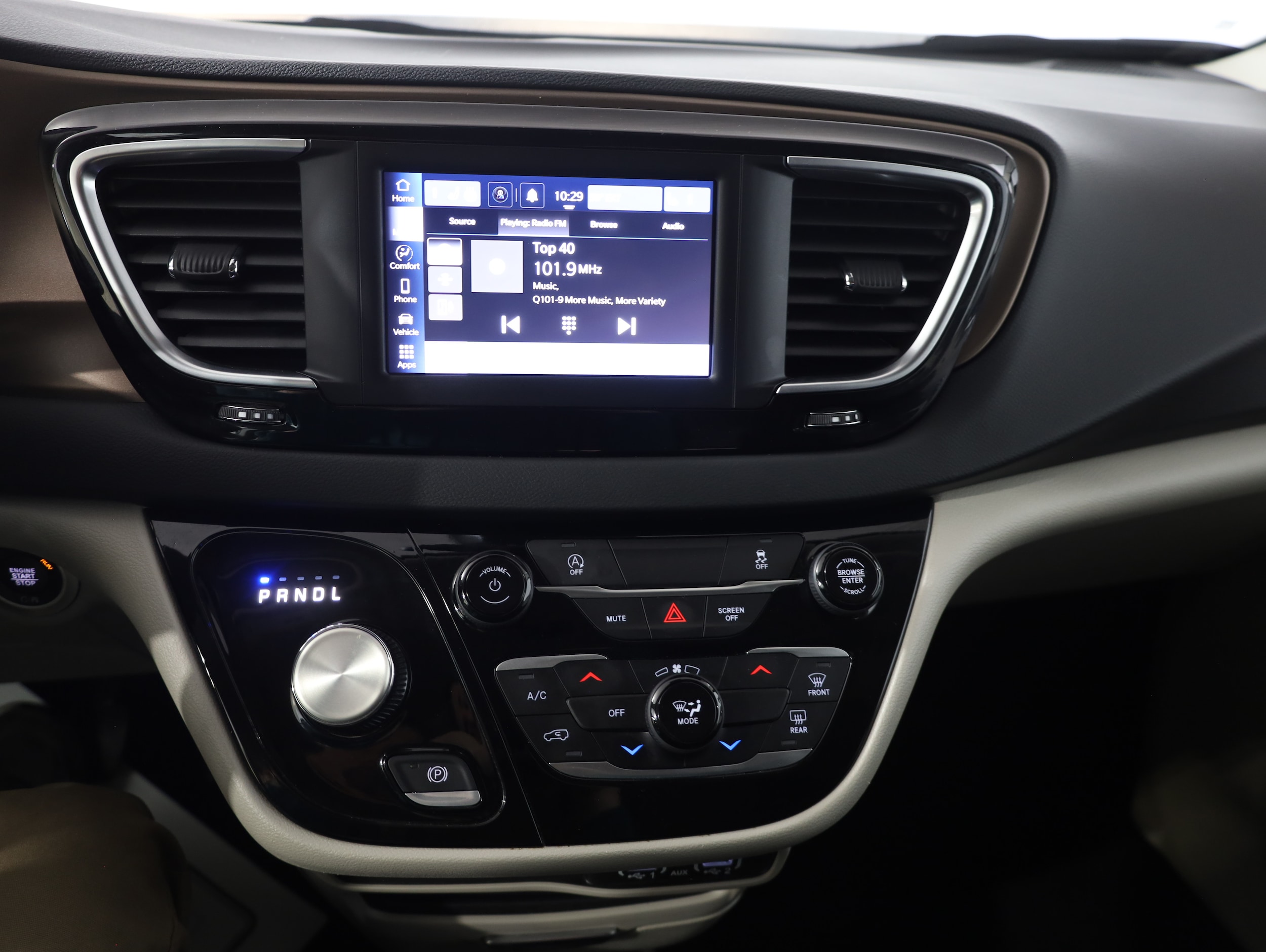 2024 Chrysler Voyager LX - Photo 15