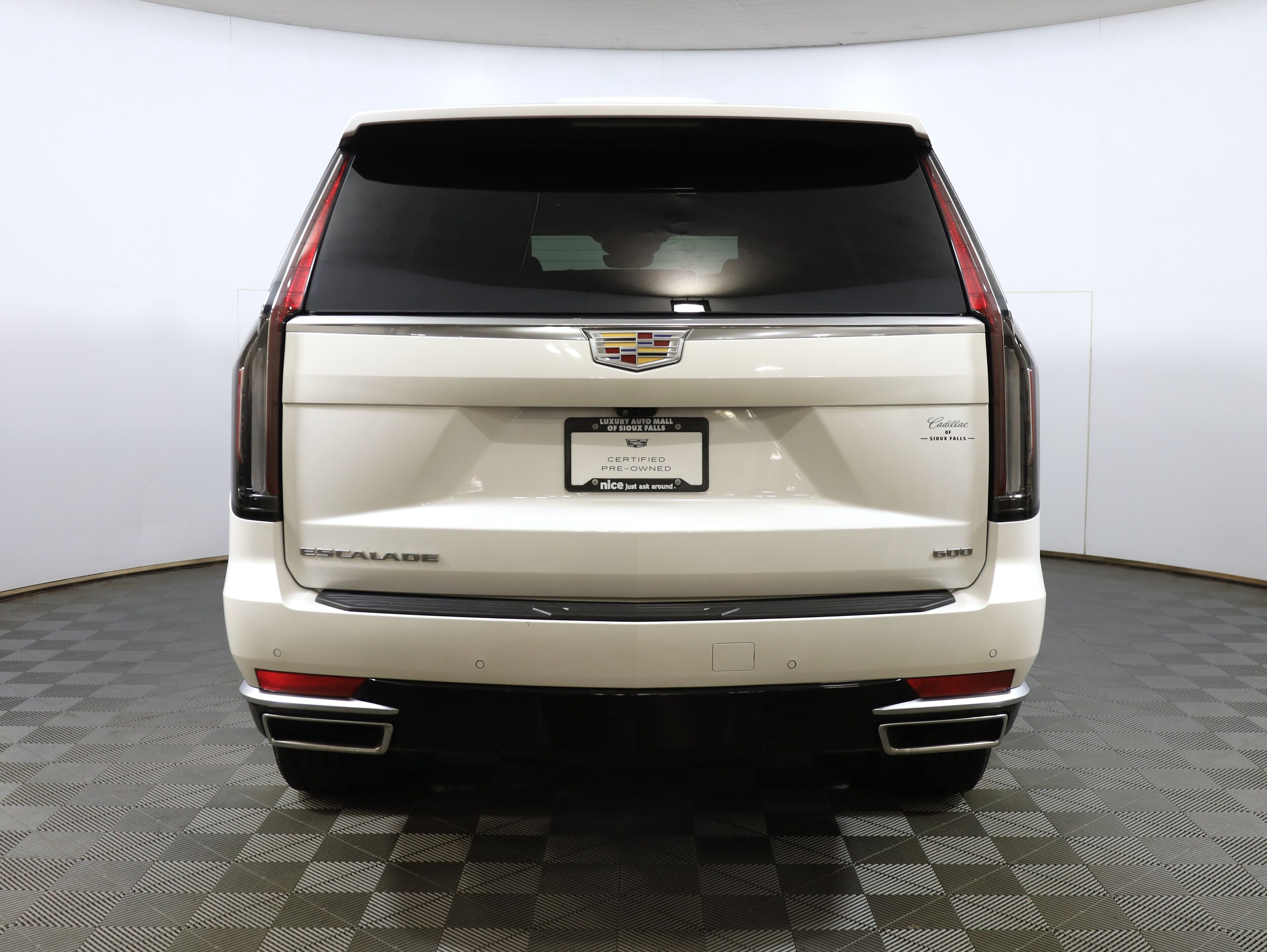 2024 Cadillac Escalade Premium Luxury photo 3