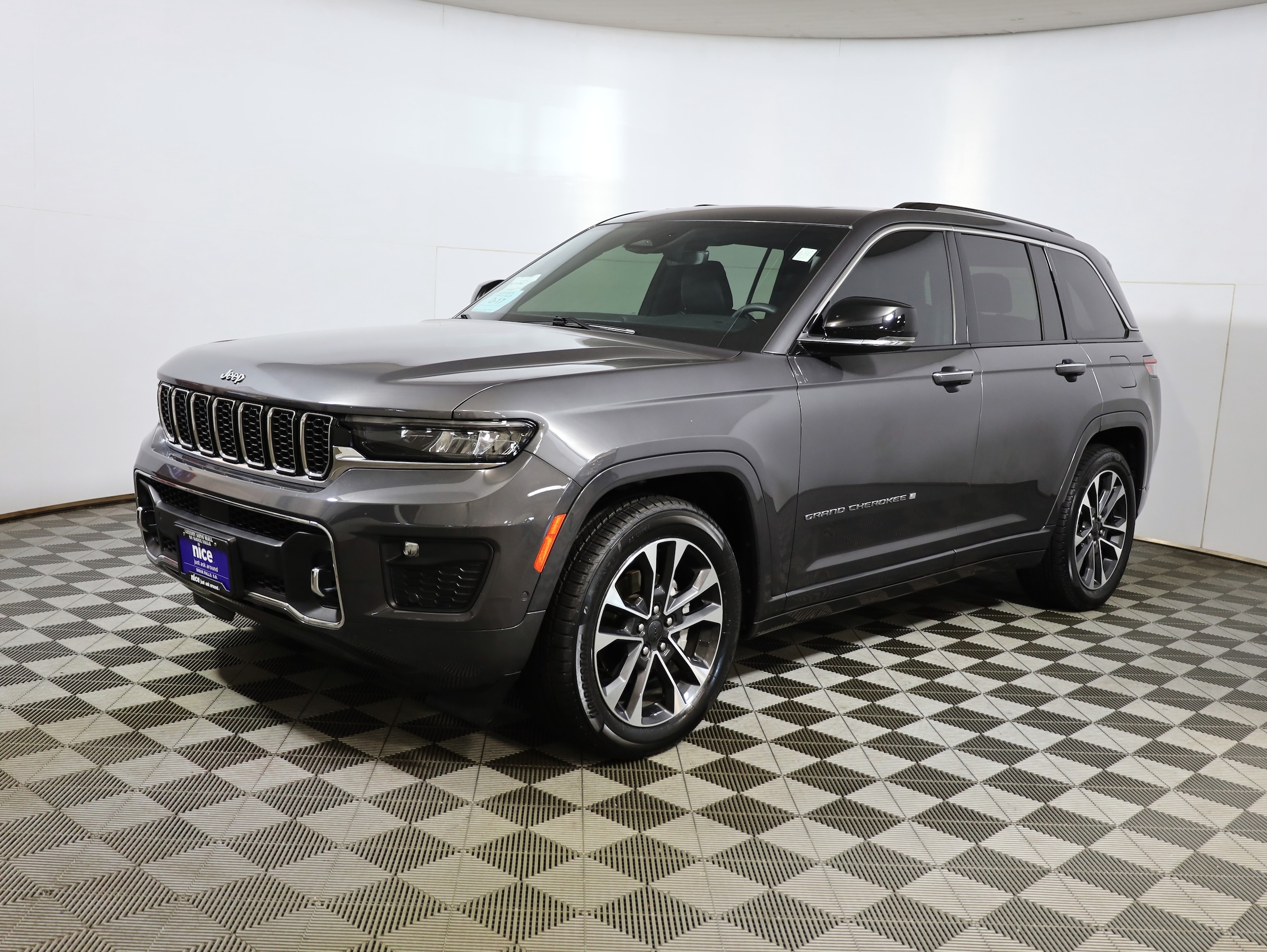 2023 Jeep Grand Cherokee Overland's photo