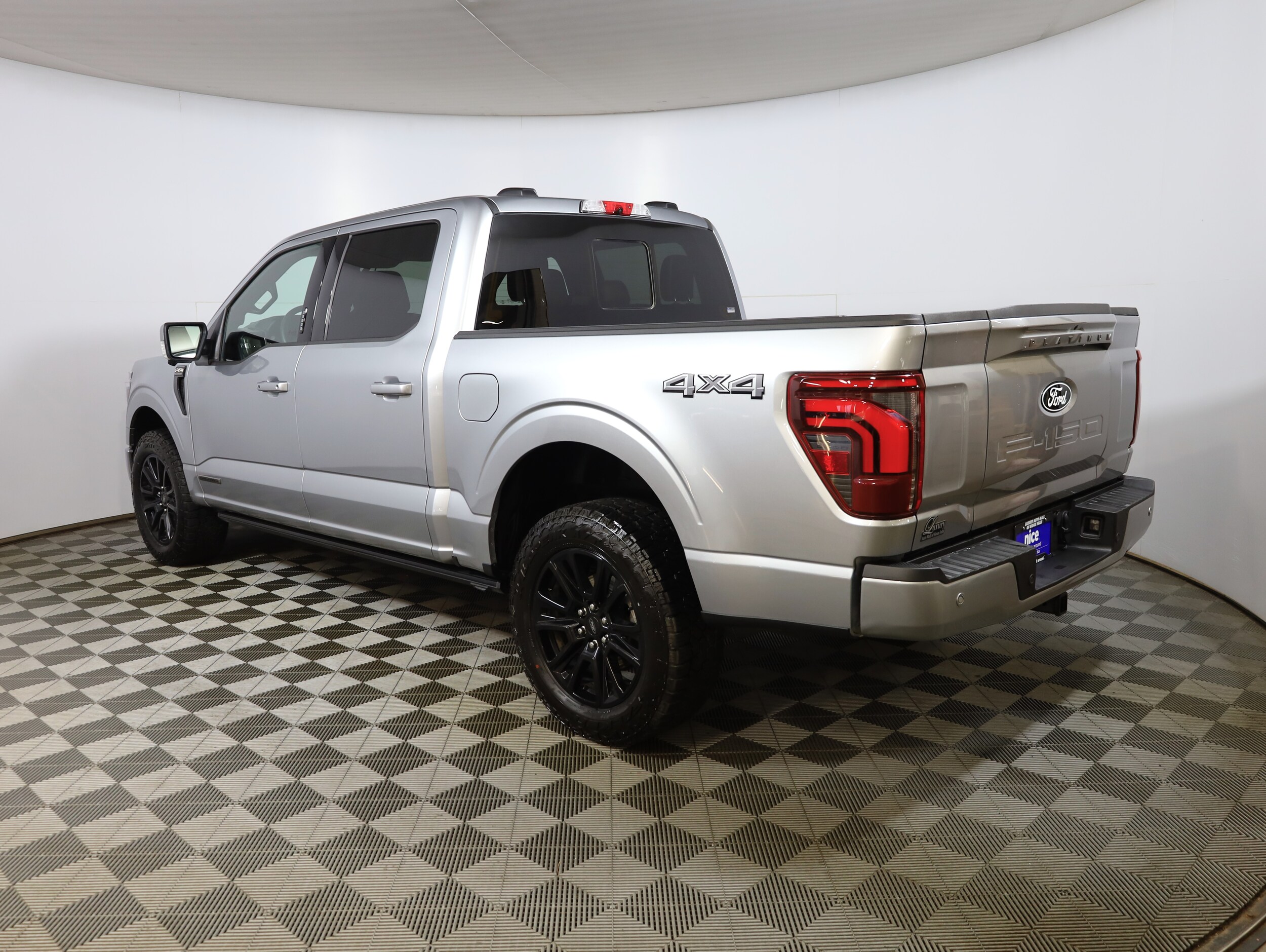 2024 Ford F-150 Platinum photo 2