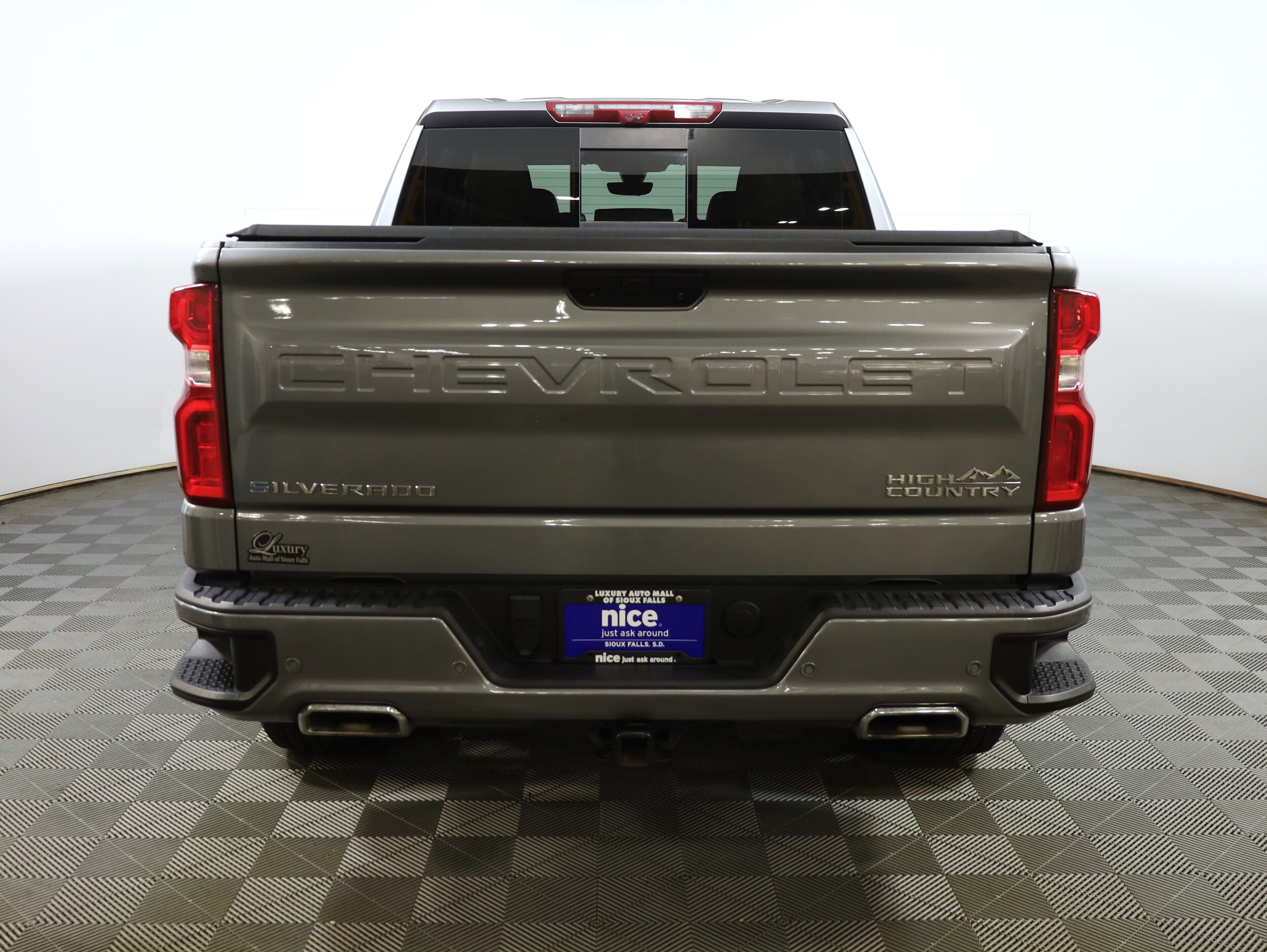 2022 Chevrolet Silverado 1500 High Country photo 2