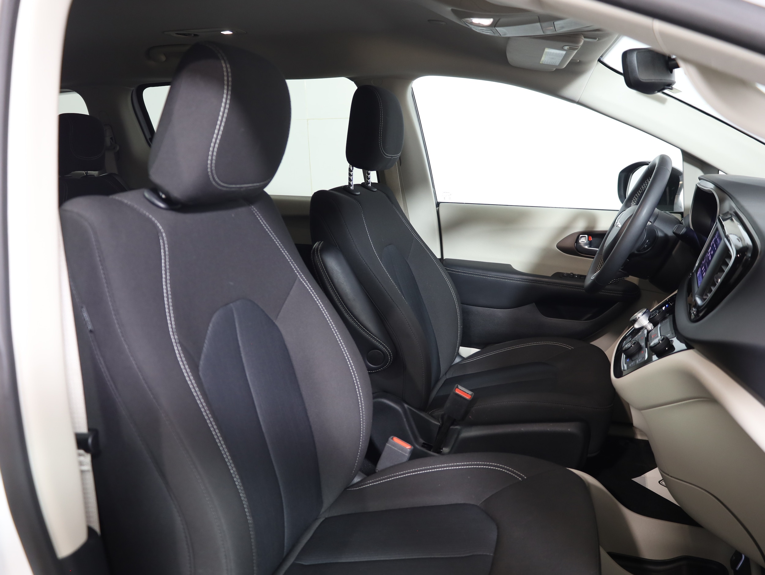 2024 Chrysler Voyager LX - Photo 17