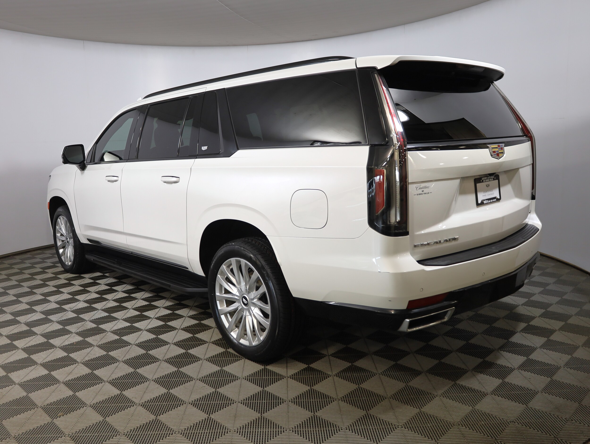 2022 Cadillac Escalade ESV Luxury photo 2