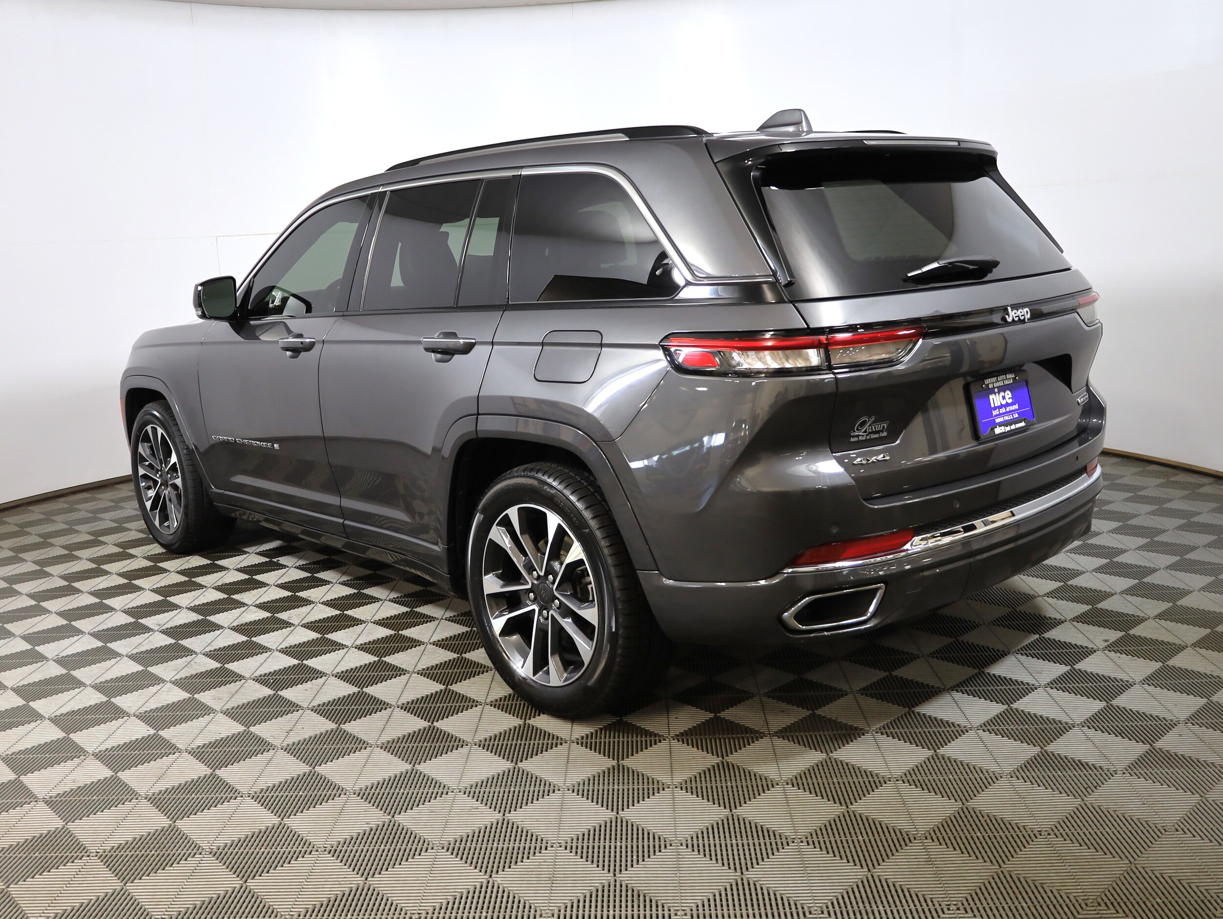 2023 Jeep Grand Cherokee Overland photo 2