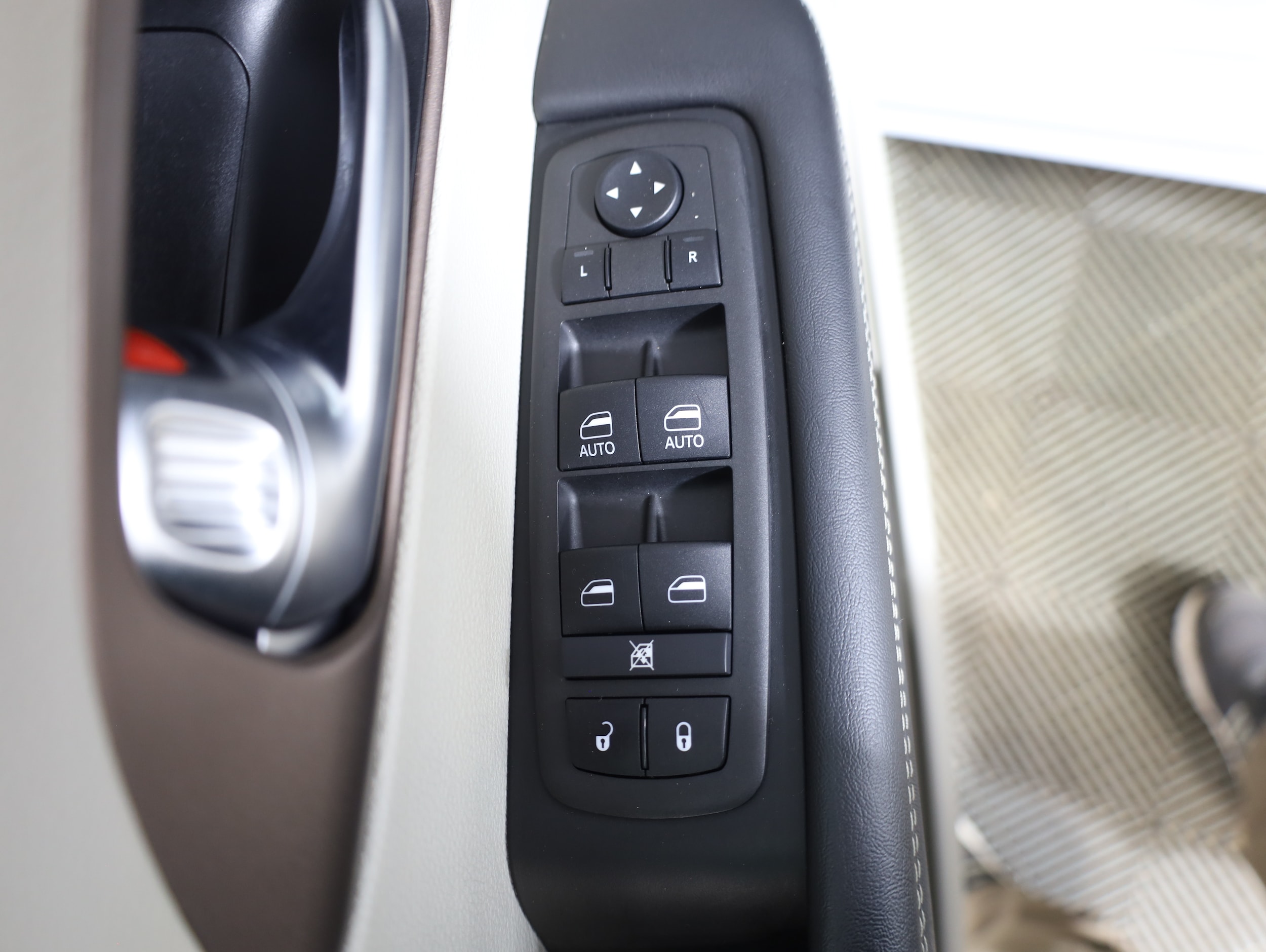 2024 Chrysler Voyager LX - Photo 7