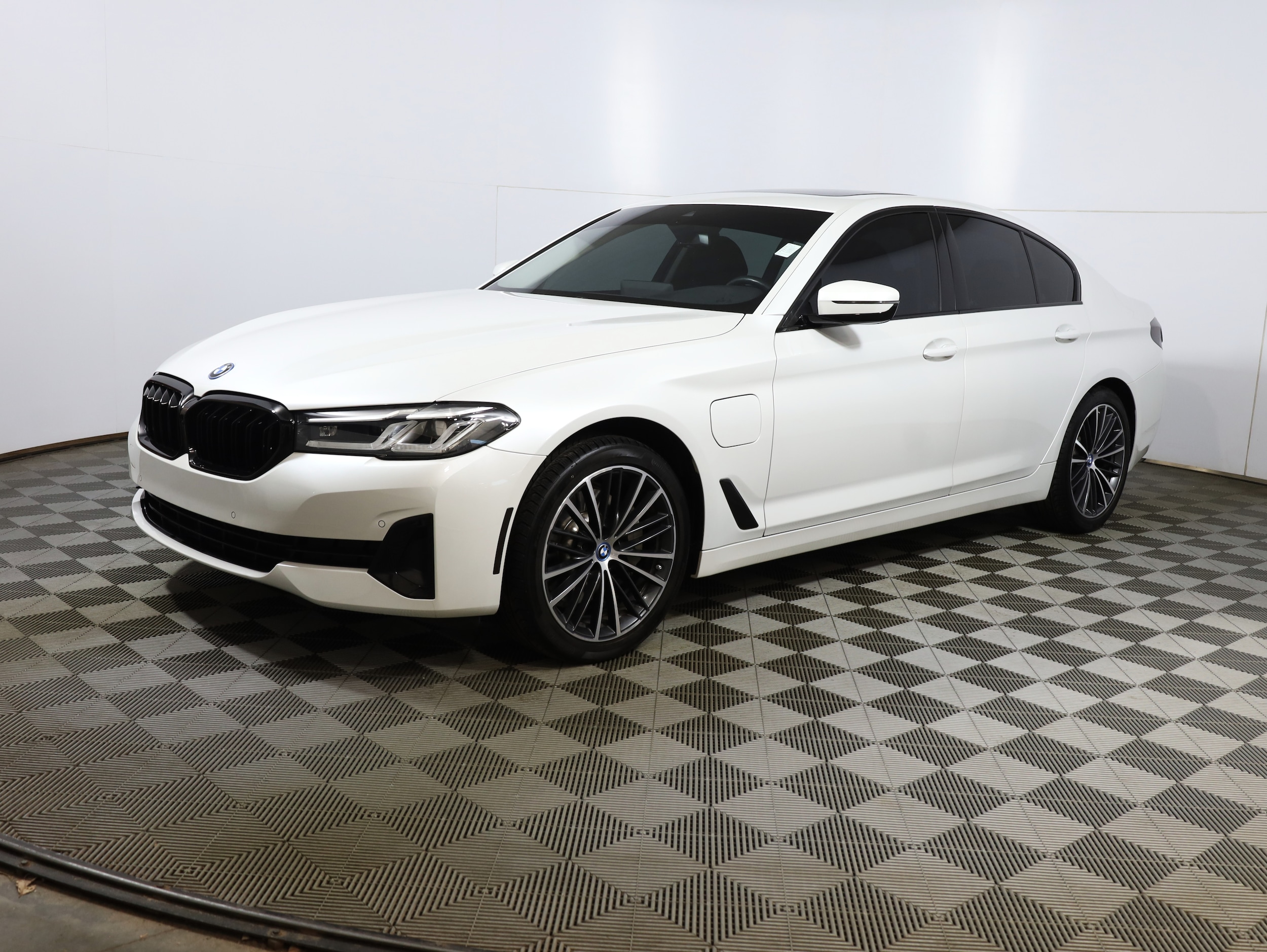 2022 BMW 5 Series 530e's photo