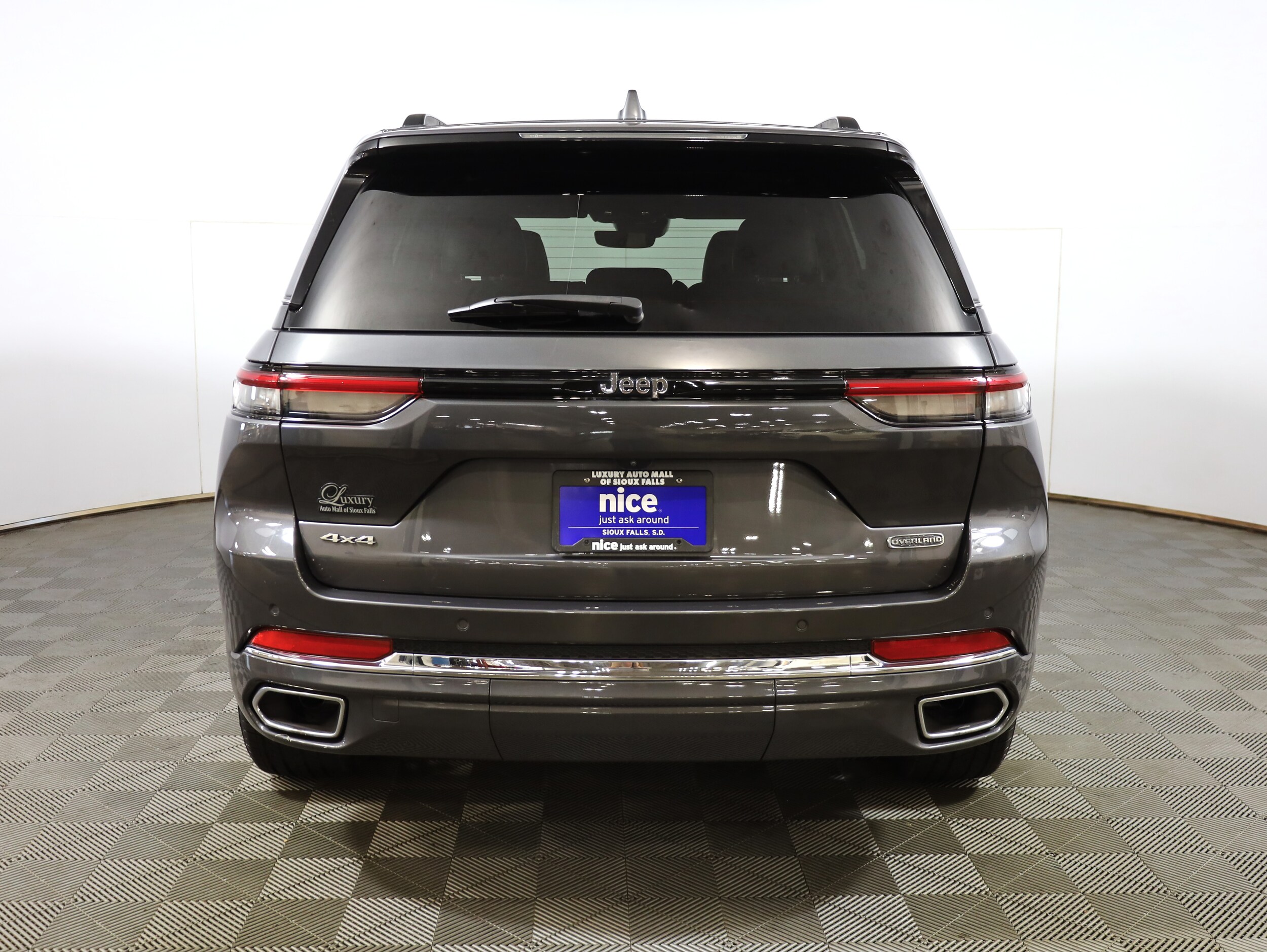 2023 Jeep Grand Cherokee Overland photo 3