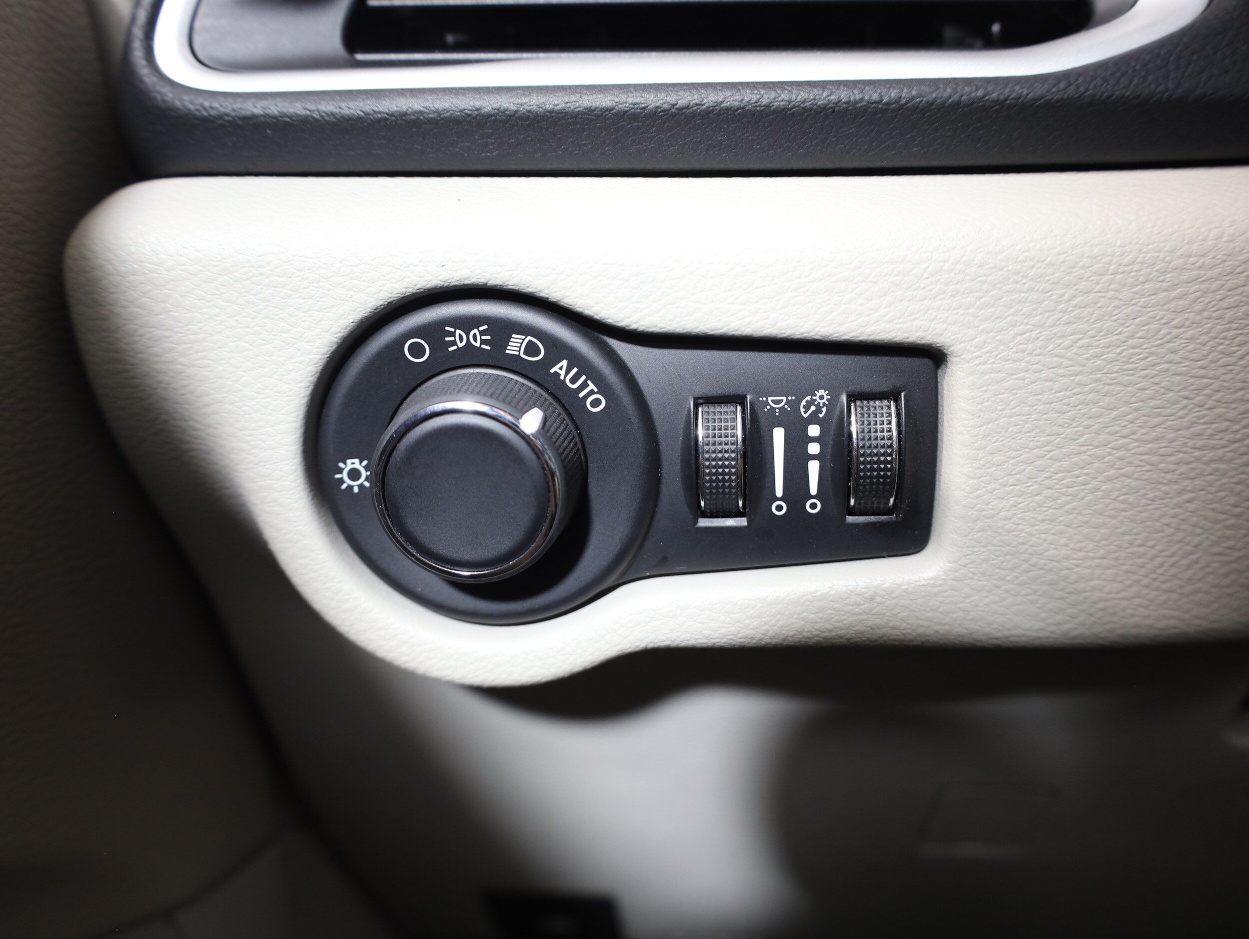 2024 Chrysler Voyager LX - Photo 9